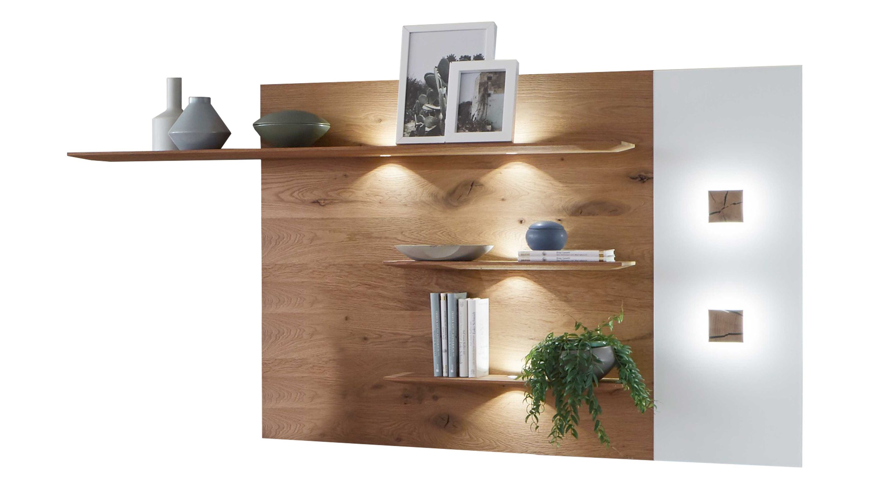 Wandregal mit drei Holzregalböden an einer Holzrückwand und weißem Glasabschnitt mit integrierten Lichtern