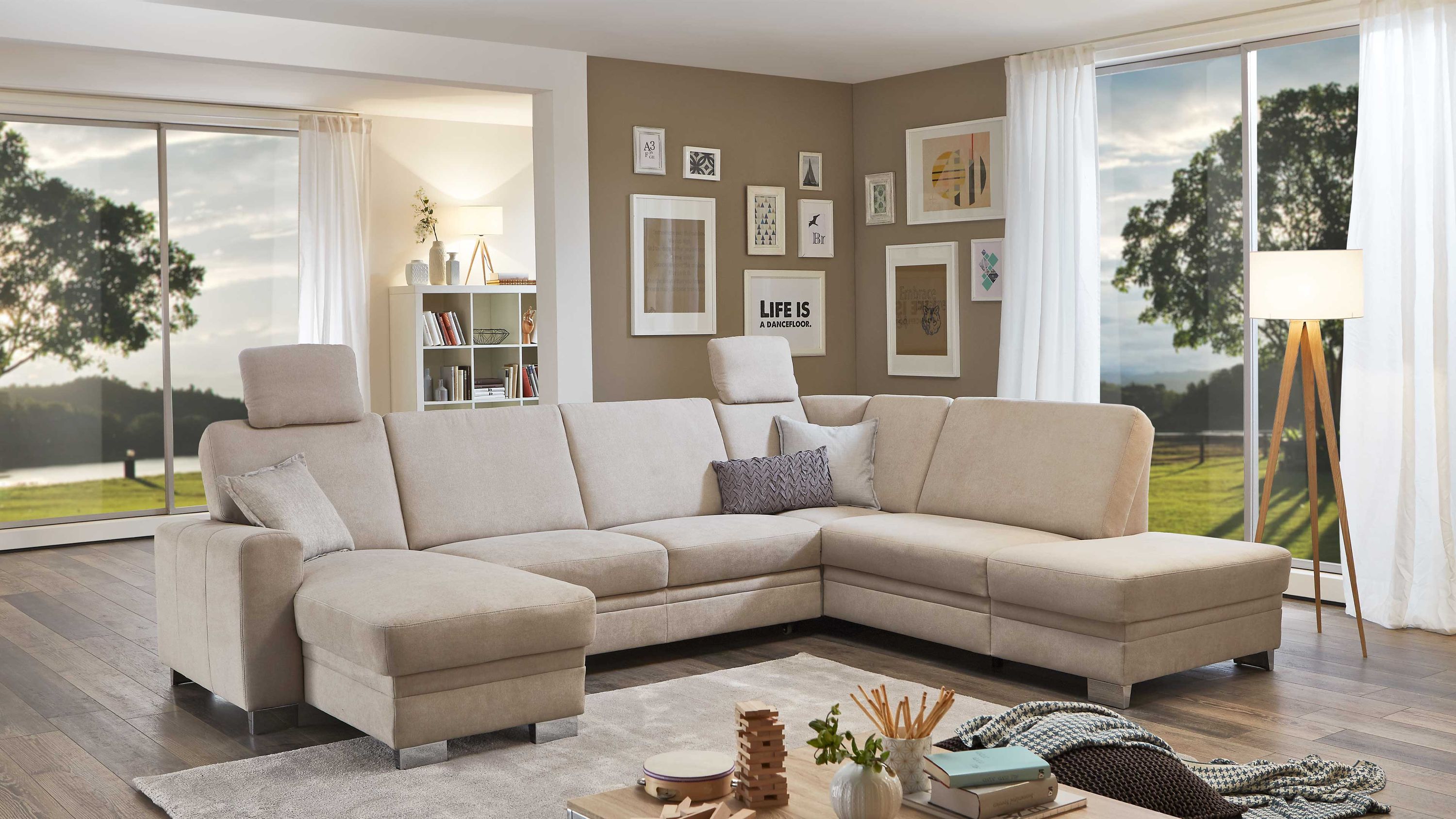 Ecksofa mit ecrufarbenem Mikrofaserbezug und silberfarbenen Füßen in modernem Wohnzimmer