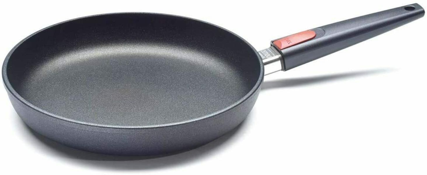 Schwarze Bratpfanne mit langem Griff Schwarze Pfanne mit langem Griff und rotem Etikett, aus schräger Draufsicht fotografiert