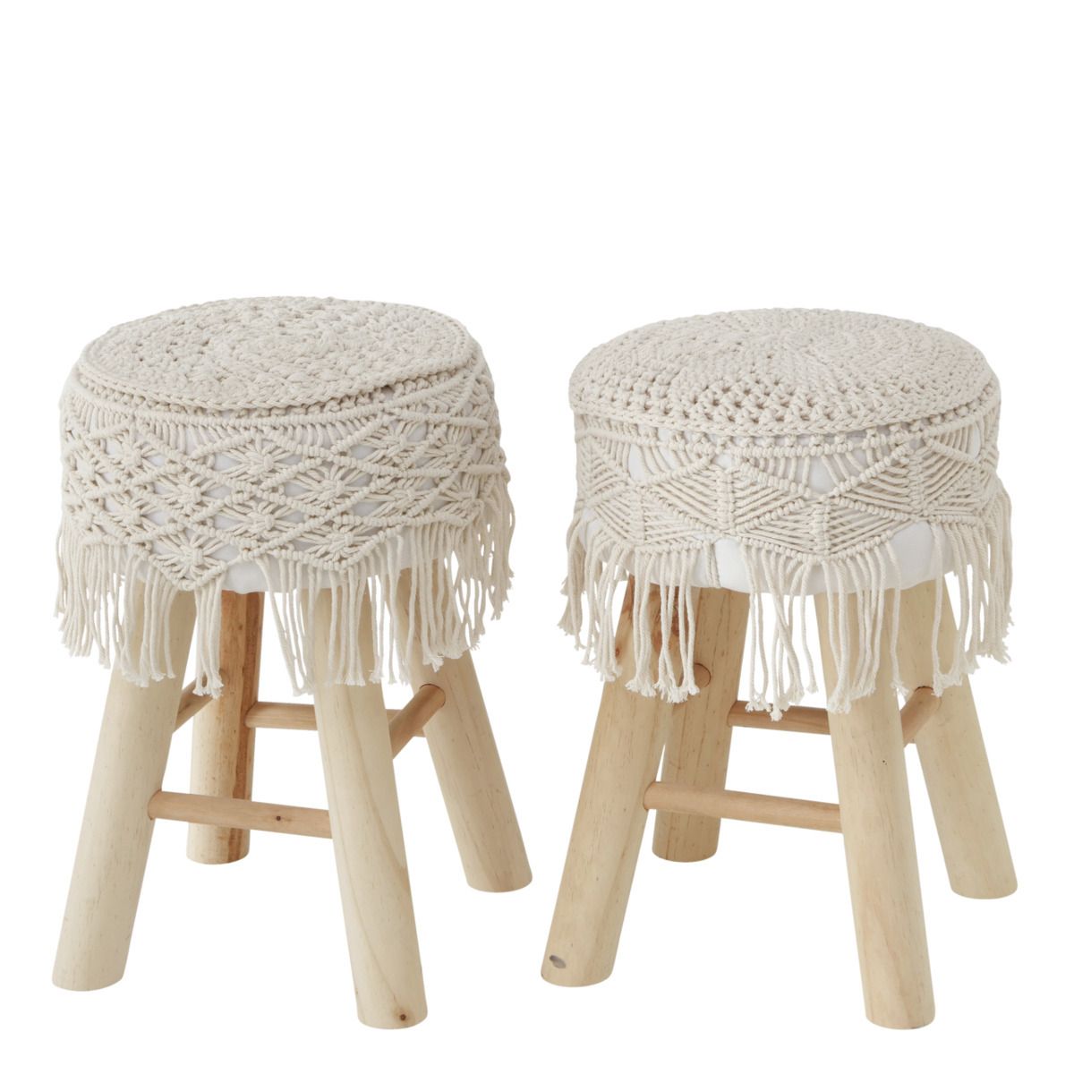 Zwei runde Hocker aus hellem Holz mit gehäkelten, cremefarbenen Sitzbezügen und Fransen im Boho-Stil, frontal fotografiert