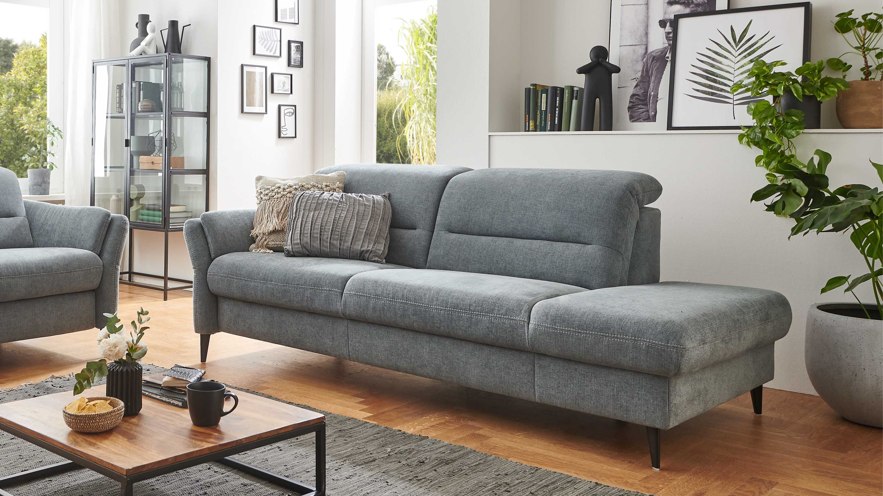 Recamiere mit stahlfarbenem Stoffbezug und schwarzen Metallfüßen in modernem Wohnzimmer