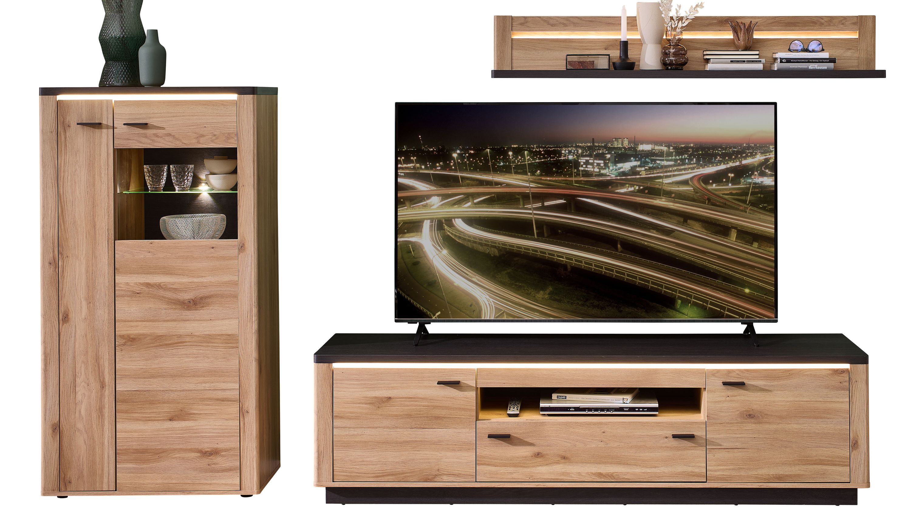 Dreiteilige Wohnwand mit Beleuchtung aus hellem Holz und dunkler Oberfläche Dreiteilige Wohnwand mit Beleuchtung aus hellem Holz und dunkler Oberfläche mit Vitrine TV-Board und Wandregal