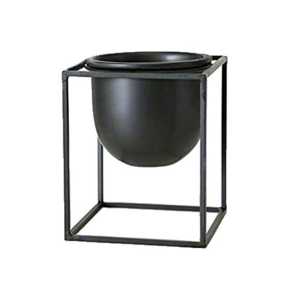 Freigestellte Frontalansicht eines schwarzen Blumentopfs im würfelförmigen Gestell  Design minimalistisch