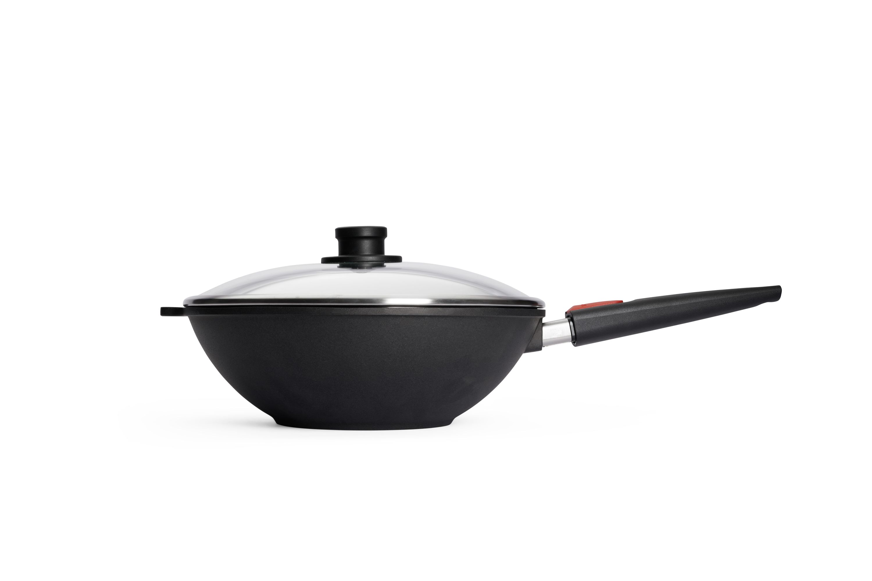 Seitlich abgebildeter schwarzer Wok mit Glasdeckel und abnehmbarem Griff, rotem Druckknopf am Griffansatz.