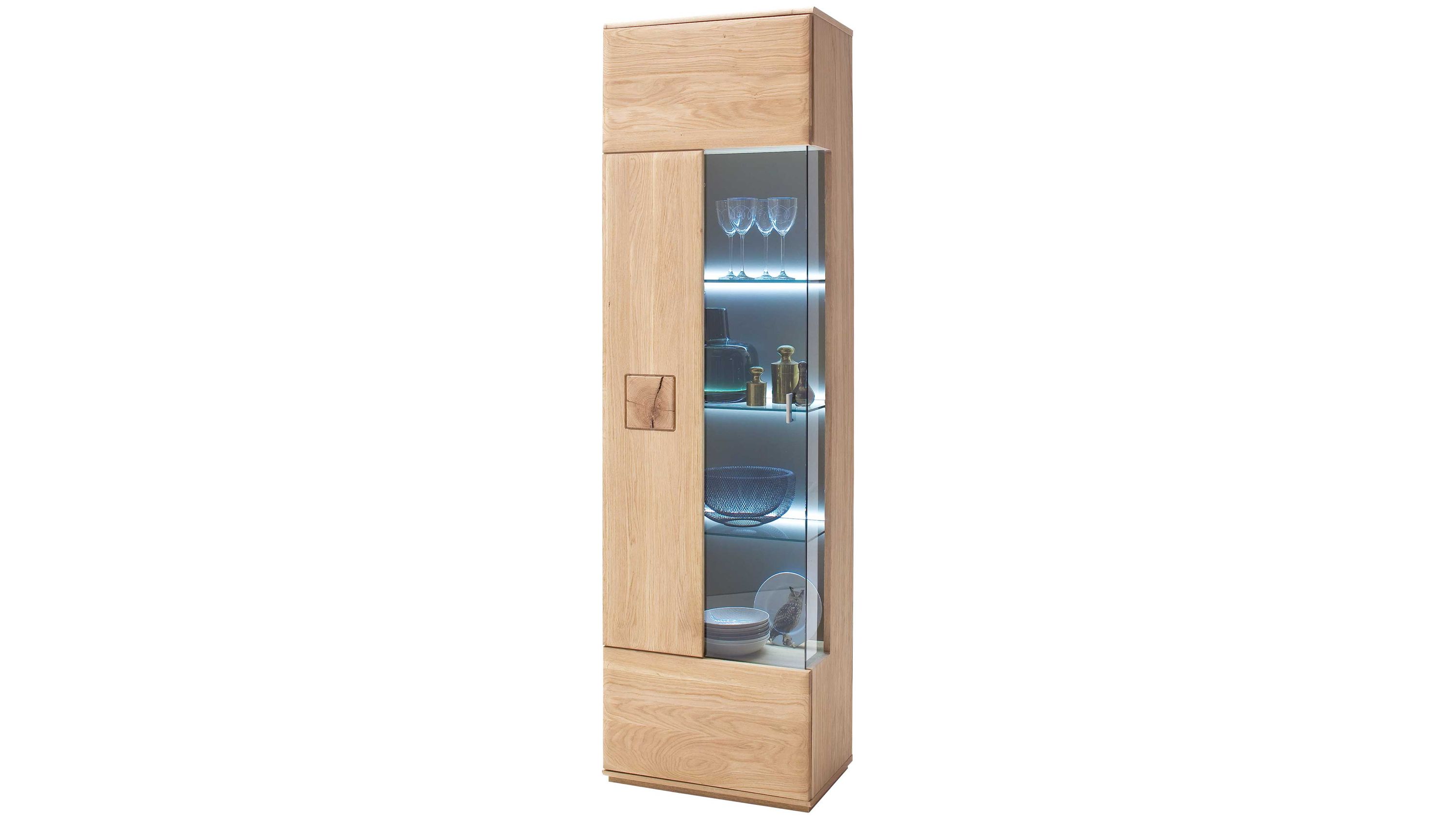 Schmaler Vitrinenschrank mit zwei Türen eine aus Holz und eine aus Glas beleuchtete Regale helles Holz