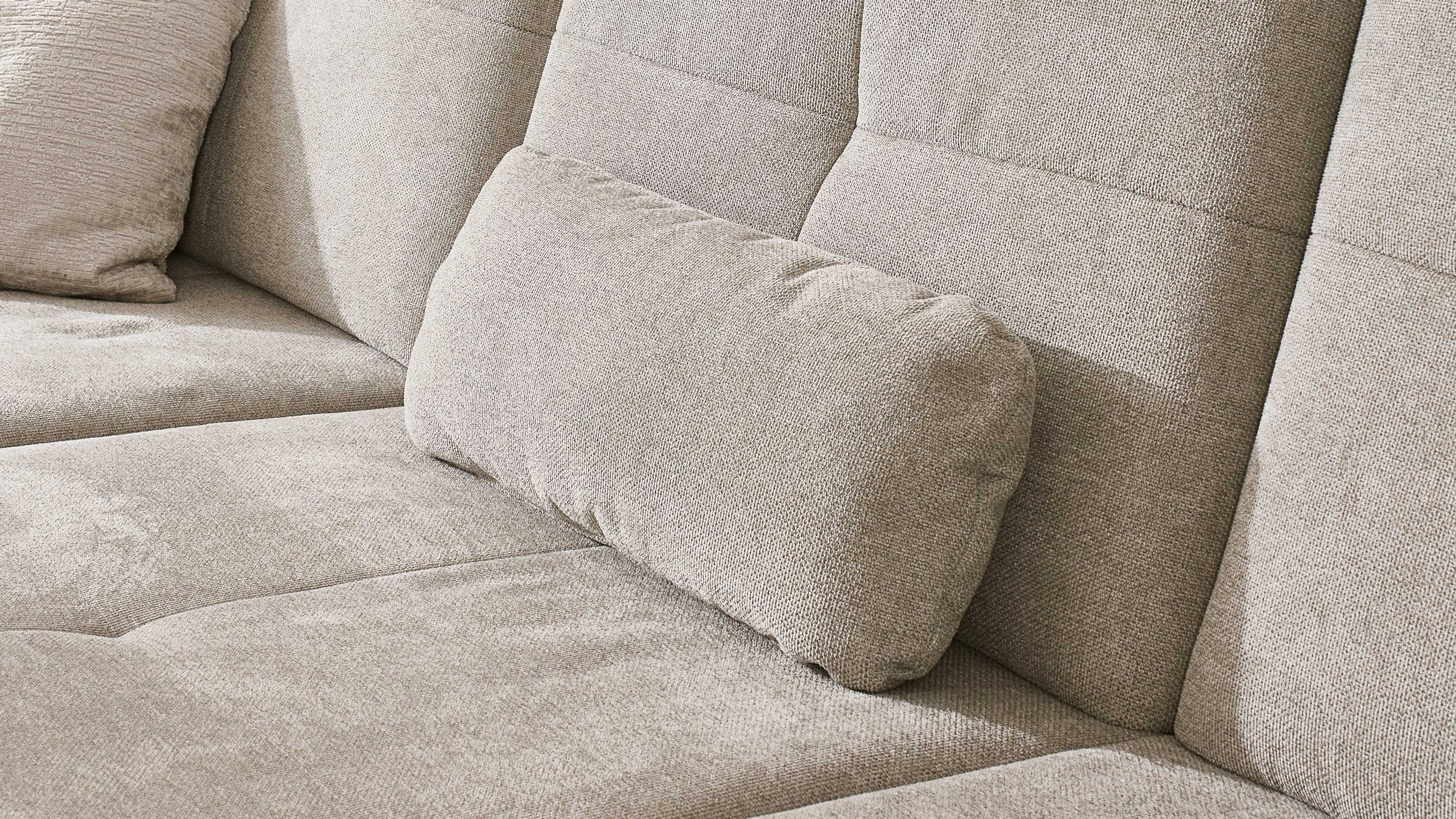 Rechteckiges Nierenkissen in ecrufarbenem Flachgewebe auf einem hellen Sofa