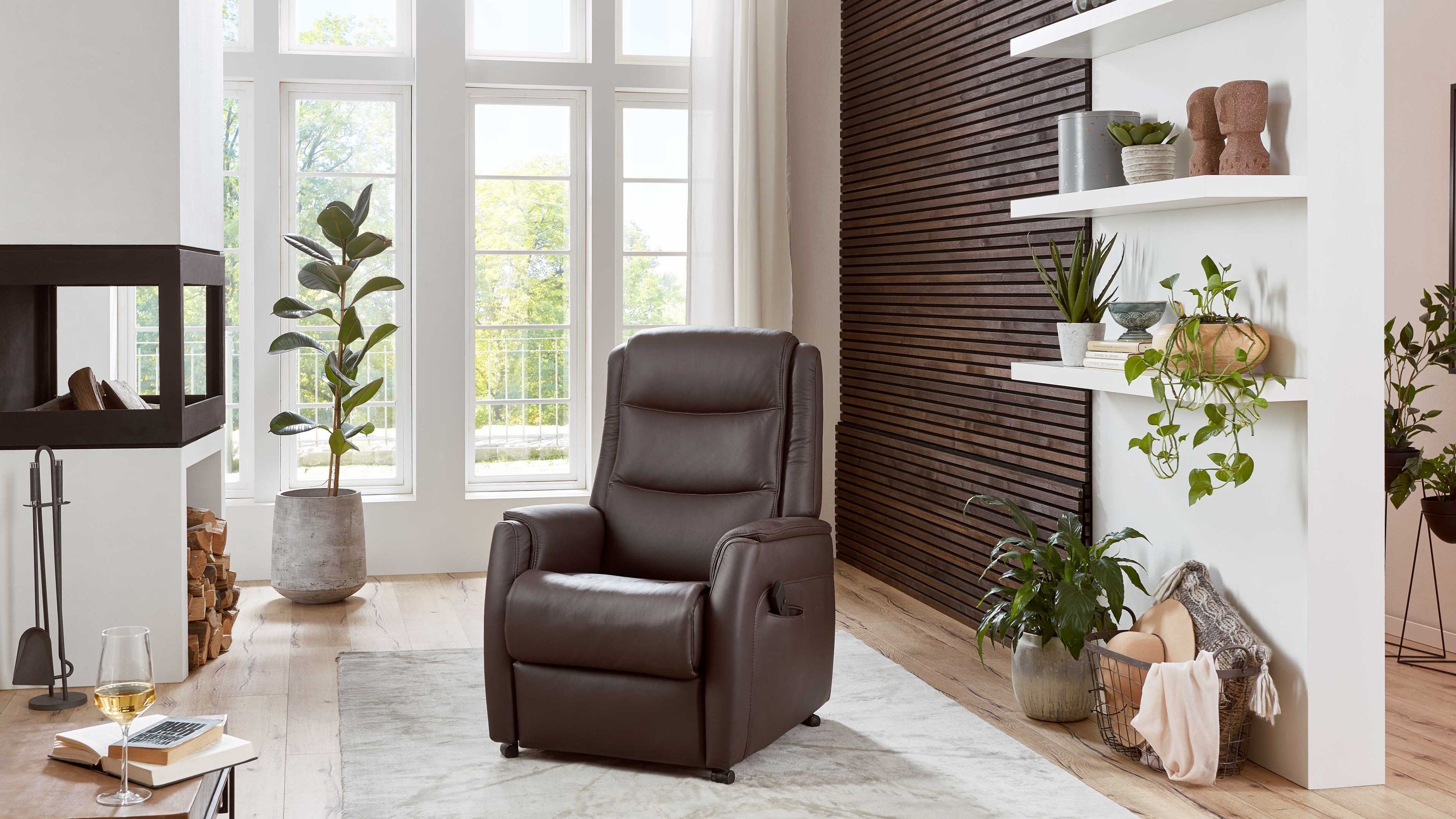 Brauner TV-Sessel mit zwei Motoren und gepolstertem Rücken in modernem Wohnzimmer