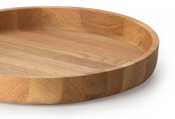 Nahaufnahme einer Schale aus geöltem Holz  mit glatter Oberfläche