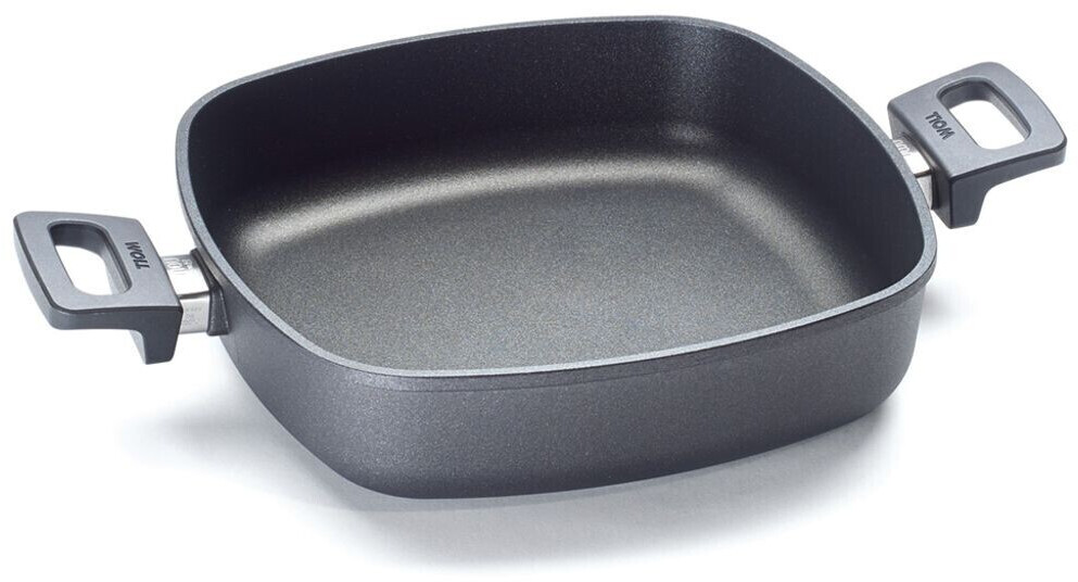 Erhöhte schräge Ansicht von links auf schwarze quadratische Bratpfanne mit zwei Griffen auf heller Fläche ohne Deckel