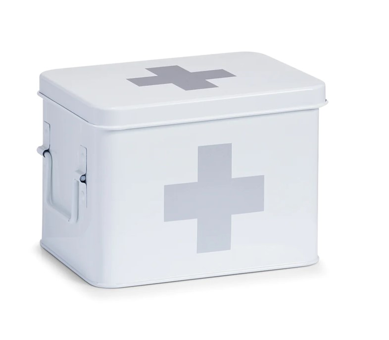 Medizinbox Weiße Erste-Hilfe-Box aus Metall mit Kreuzsymbol Hausapotheke/Notfallbox Weiße Metallbox mit grauem Kreuzsymbol auf Vorderseite und Deckel sowie seitlichen Griffen; frontal fotografiert