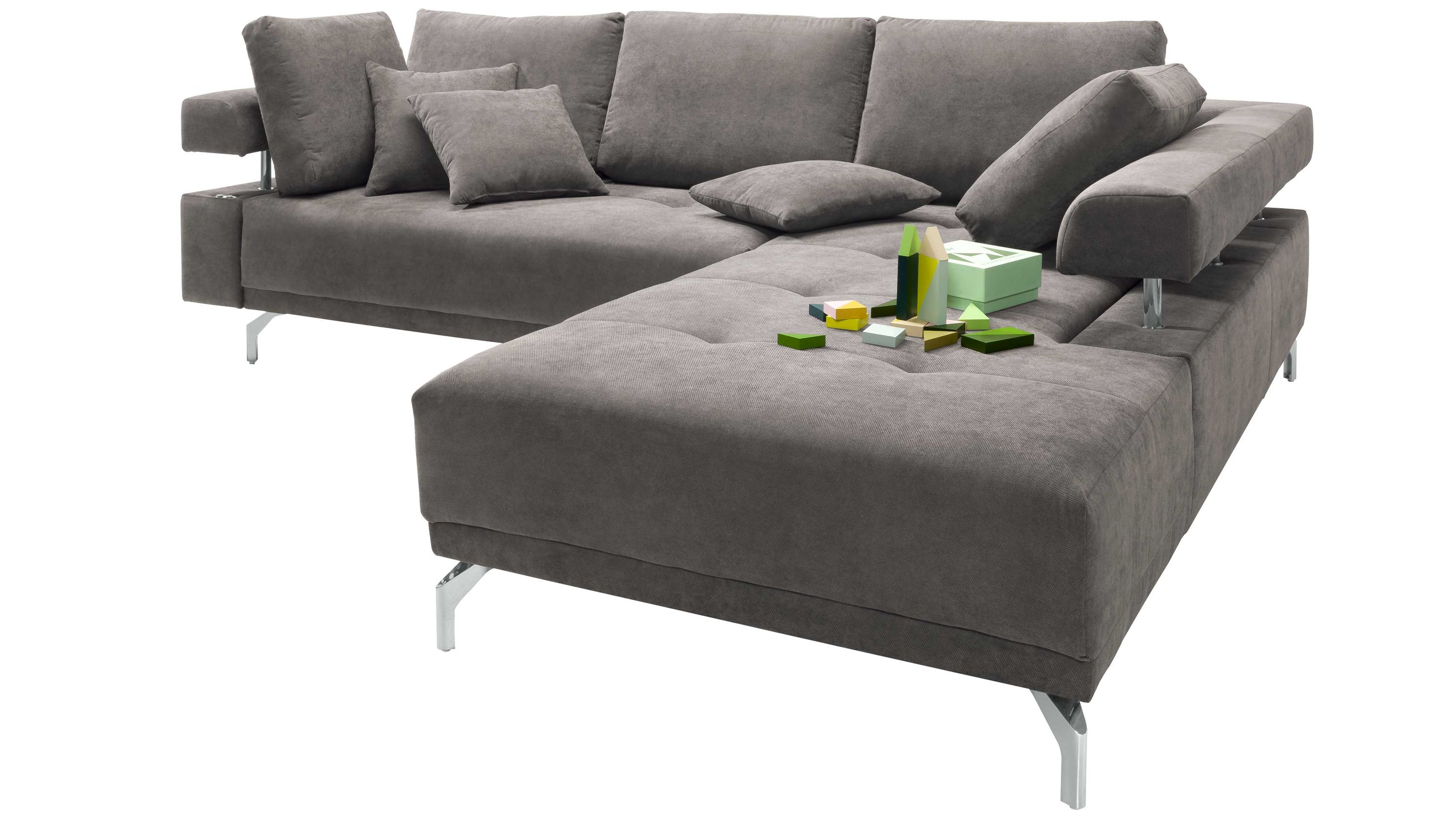 Graues Ecksofa mit Metallfüßen und Kissen Ecksofa mit grauem Bezug Metallfüßen und mehreren Kissen