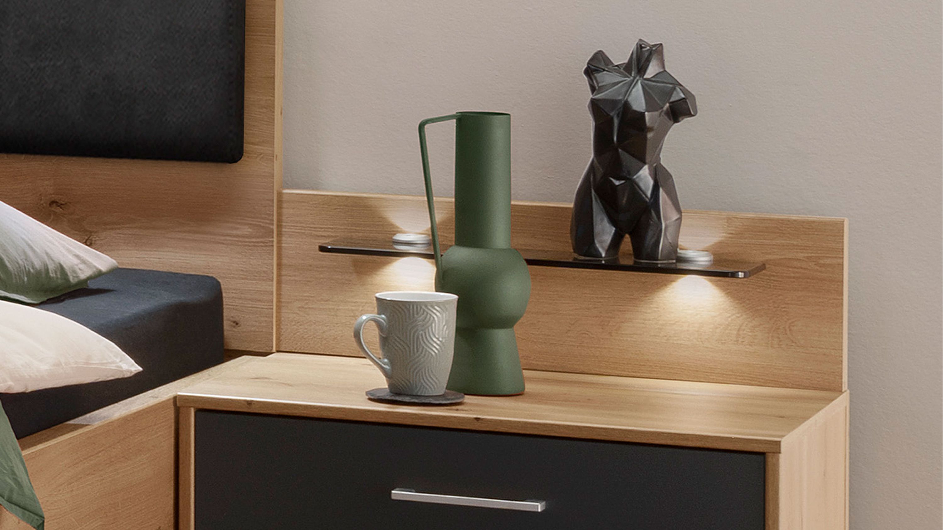 Zweiteiliges Paneel-Set mit Beleuchtung in heller Holzoptik und schwarzem Regalbrett mit Dekoration