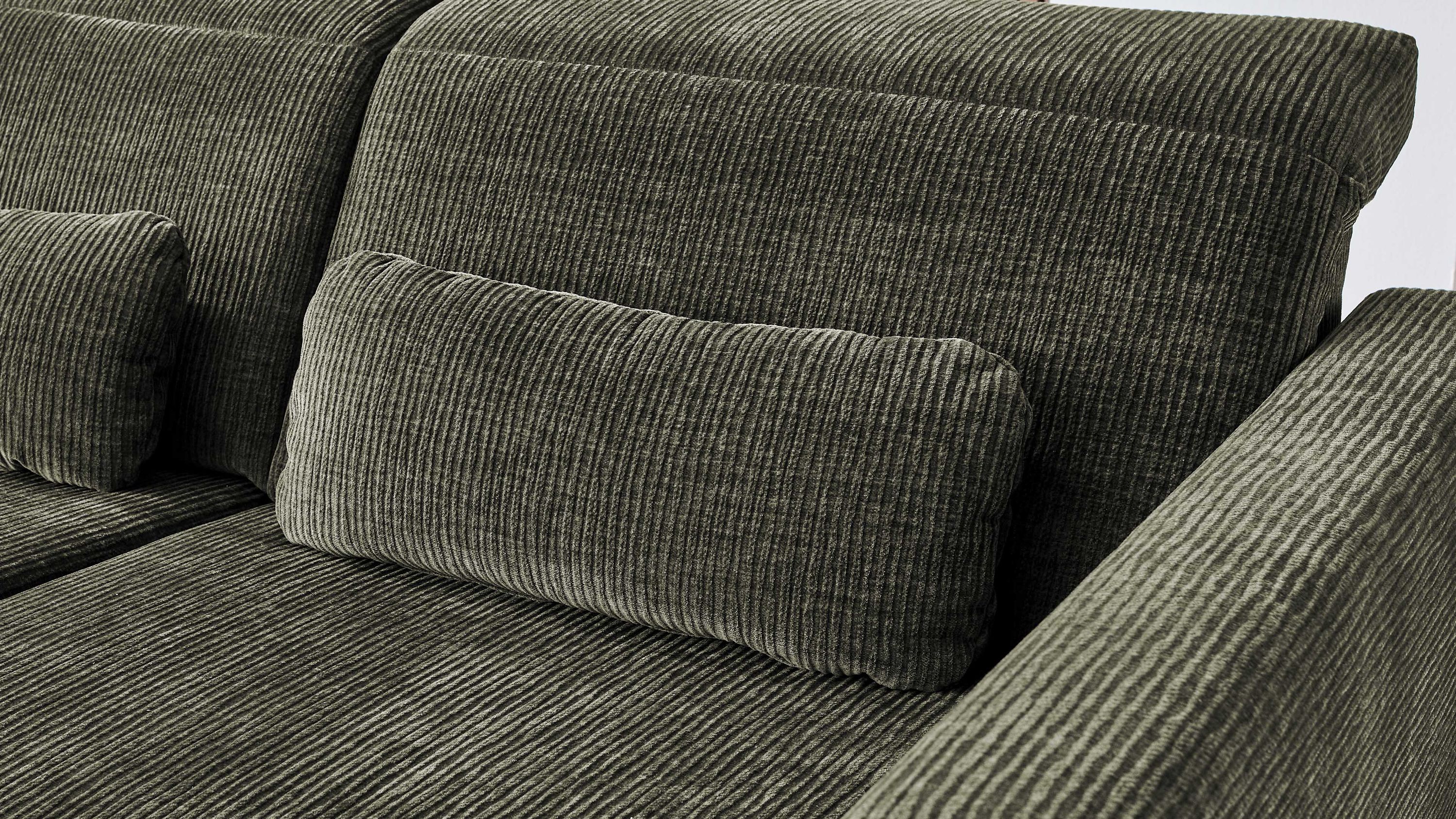 Olivgrünes Nierenkissen aus Flachgewebe auf einem Sofa mit geripptem Stoff