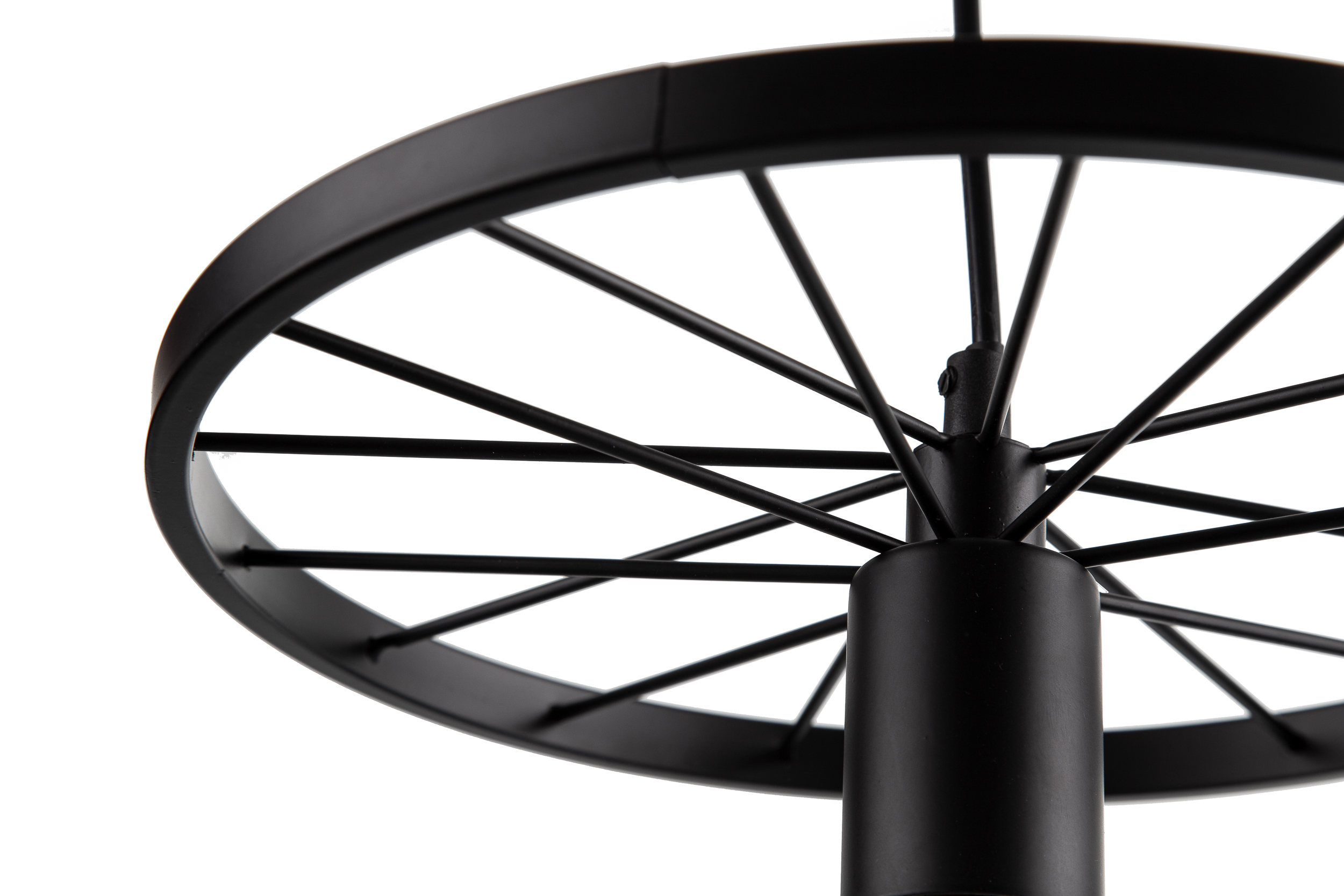 Moderne Kreisstruktur mit Speichen Schwarze Kreisstruktur mit radialen Speichen an zentraler Säule, frontal vor weißem Hintergrund aufgenommen