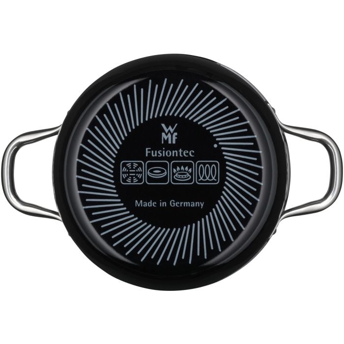 Draufsicht auf schwarzen Kochtopf mit Griffen und Glasdeckel  Boden zeigt WMF-Logo und Schriftzug Fusiontec Made in Germany