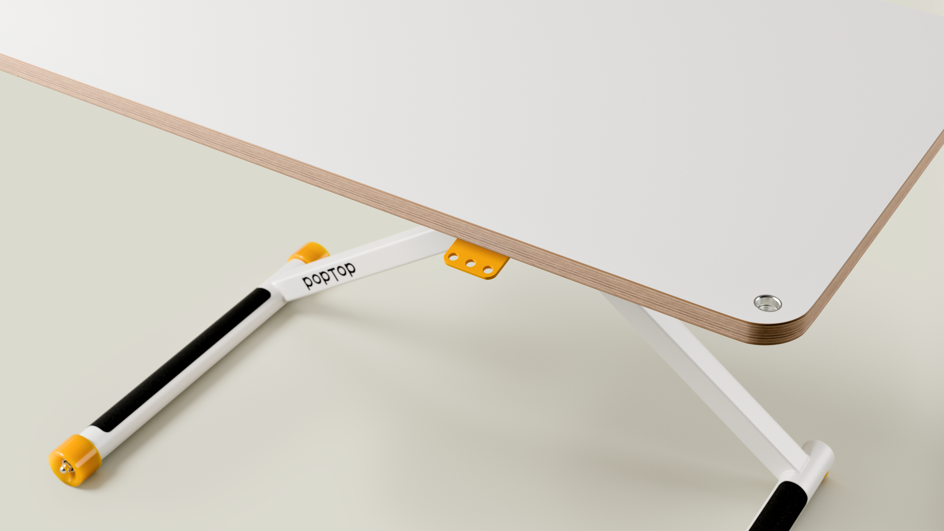 Weißer höhenverstellbarer Schreibtisch mit abgerundeter Platte, schrägen Metallbeinen und gelben sowie schwarzen Akzenten.