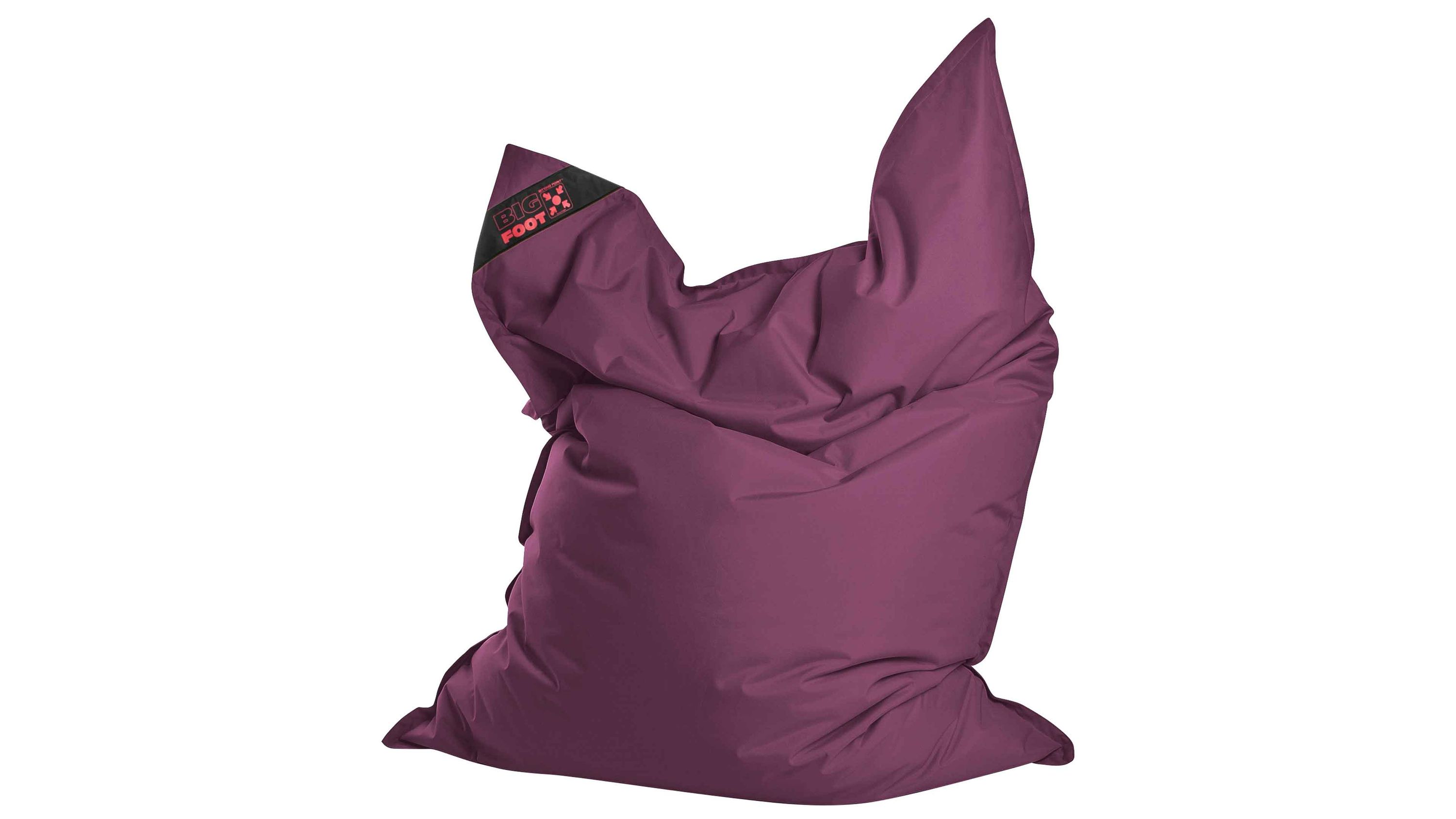 Großer Sitzsack in aubergine mit eckiger Form und sichtbarem Markenetikett