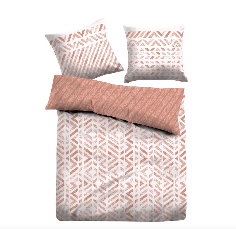 Draufsicht auf Bettwäsche-Set mit orangefarbener Vorderseite Rückseite mit weiß-orange geometrischem Muster mit zwei Kissen