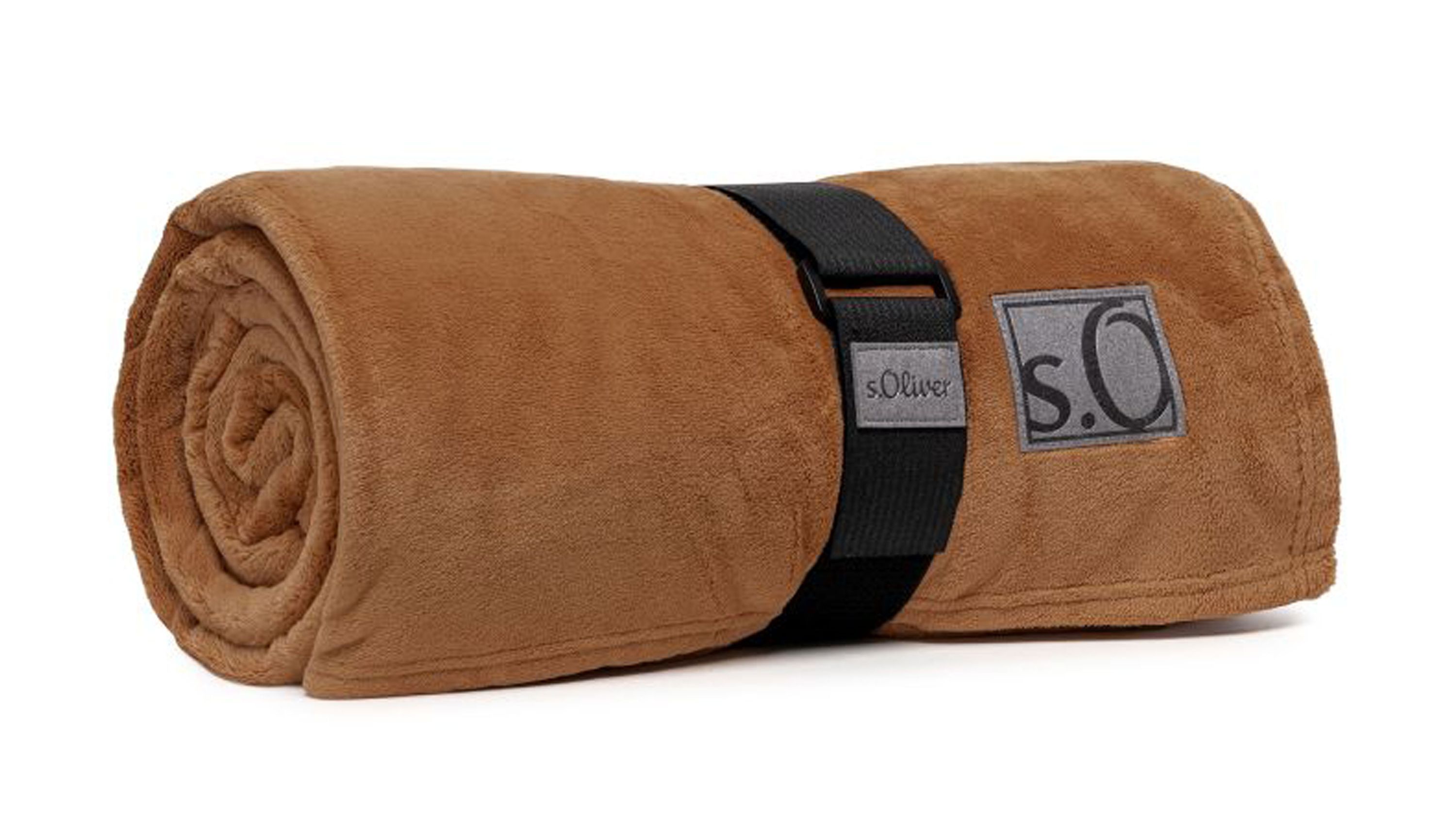 Rolle einer braunen Wohndecke mit schwarzem Gurt und sichtbarem Markenlabel
