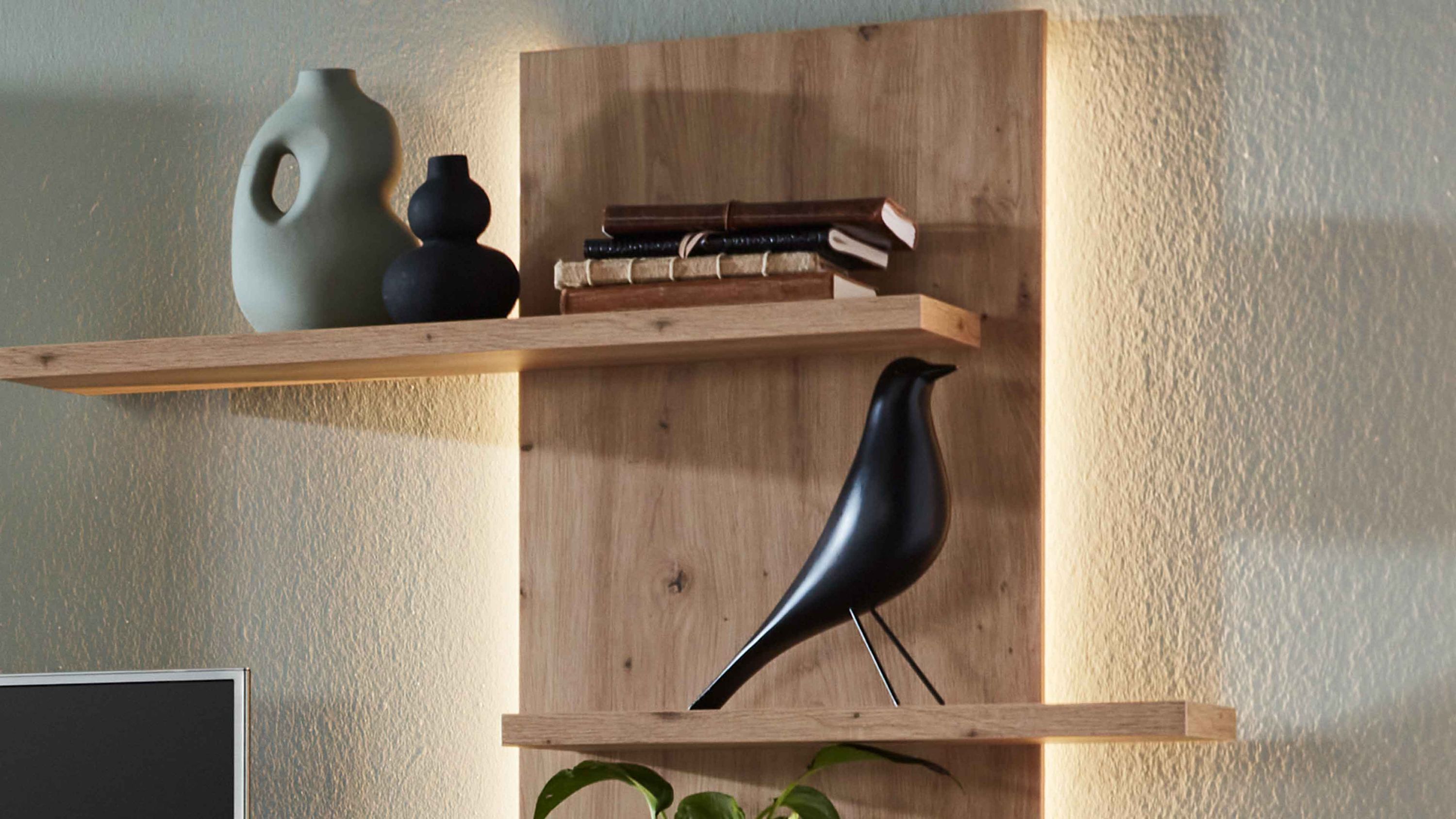 Zweiteiliges Holz-Wandregal mit LED-Beleuchtung Zweiteiliges Wandregal aus Holz mit LED-Beleuchtung dekoriert mit Vasen Büchern und einer schwarzen Vogelstatue