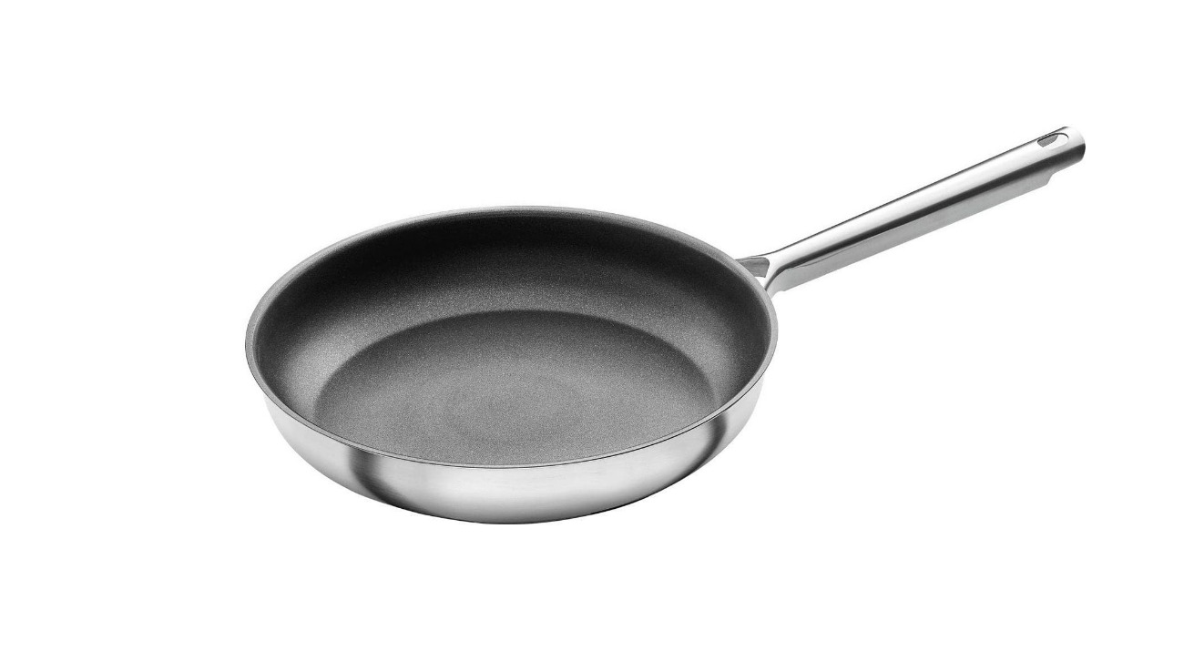 Einzelne Antihaft-Pfanne mit langem Metallgriff  frontal freigestellt fotografiert