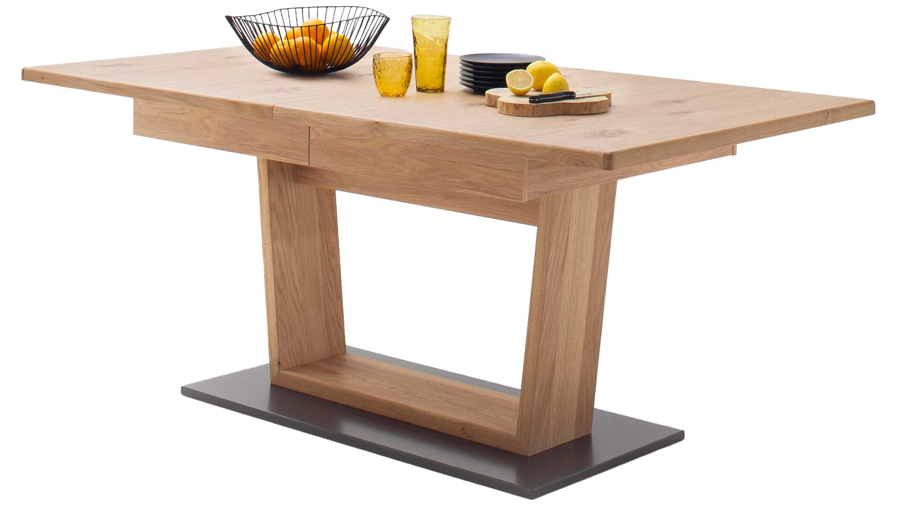 Rechteckiger Esstisch mit Holzgestell und Bodenplatte Rechteckiger Esstisch mit breiter Holzplatte und zentralem rechteckigem Holzgestell auf dunkler Bodenplatte