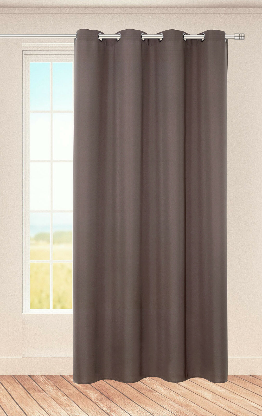 Mokafarbener Ösenvorhang vor Fenster Mokafarben brauner Vorhang mit Ösen an Metallstange vor hellem Fenster, Holzboden, Raumansicht mit Tageslicht