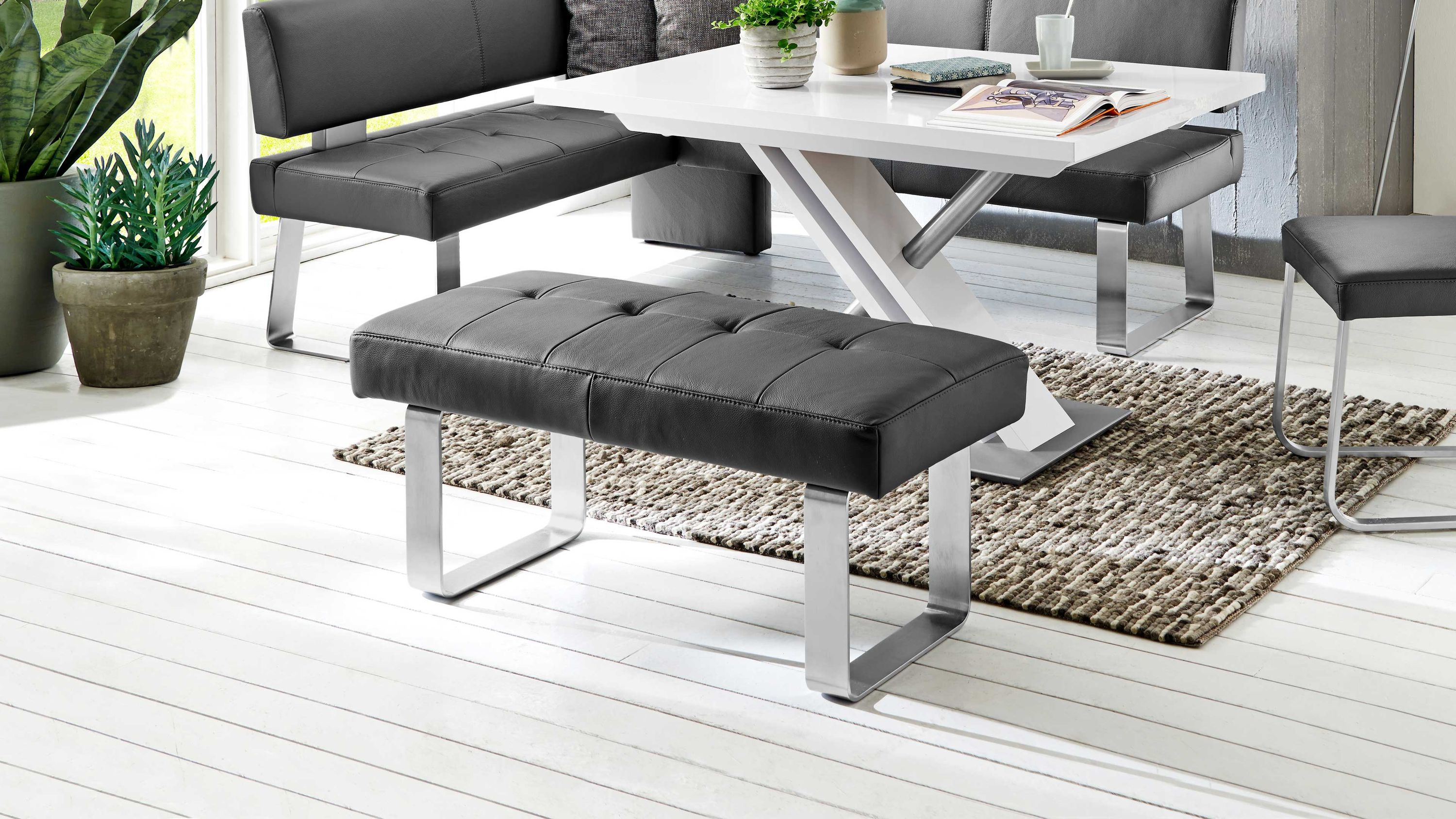 Graue Polsterbank mit rechteckiger Form und Metallgestell in modernem Esszimmer
