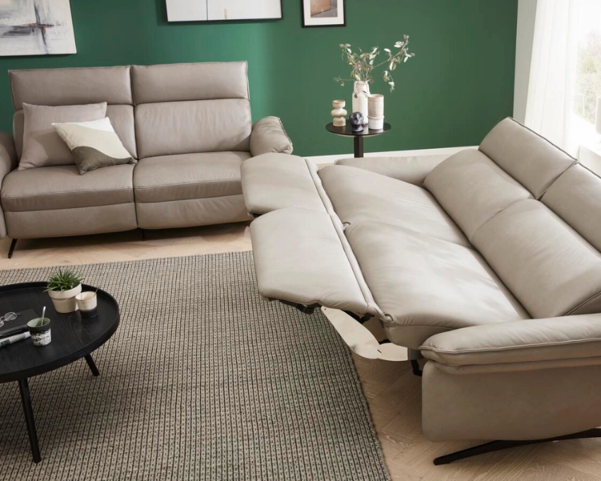 Himolla Eckgarnitur mit verstellbarer Rückenlehne Beige Polsterecke mit elektrischer Relaxfunktion auf hellem Teppich