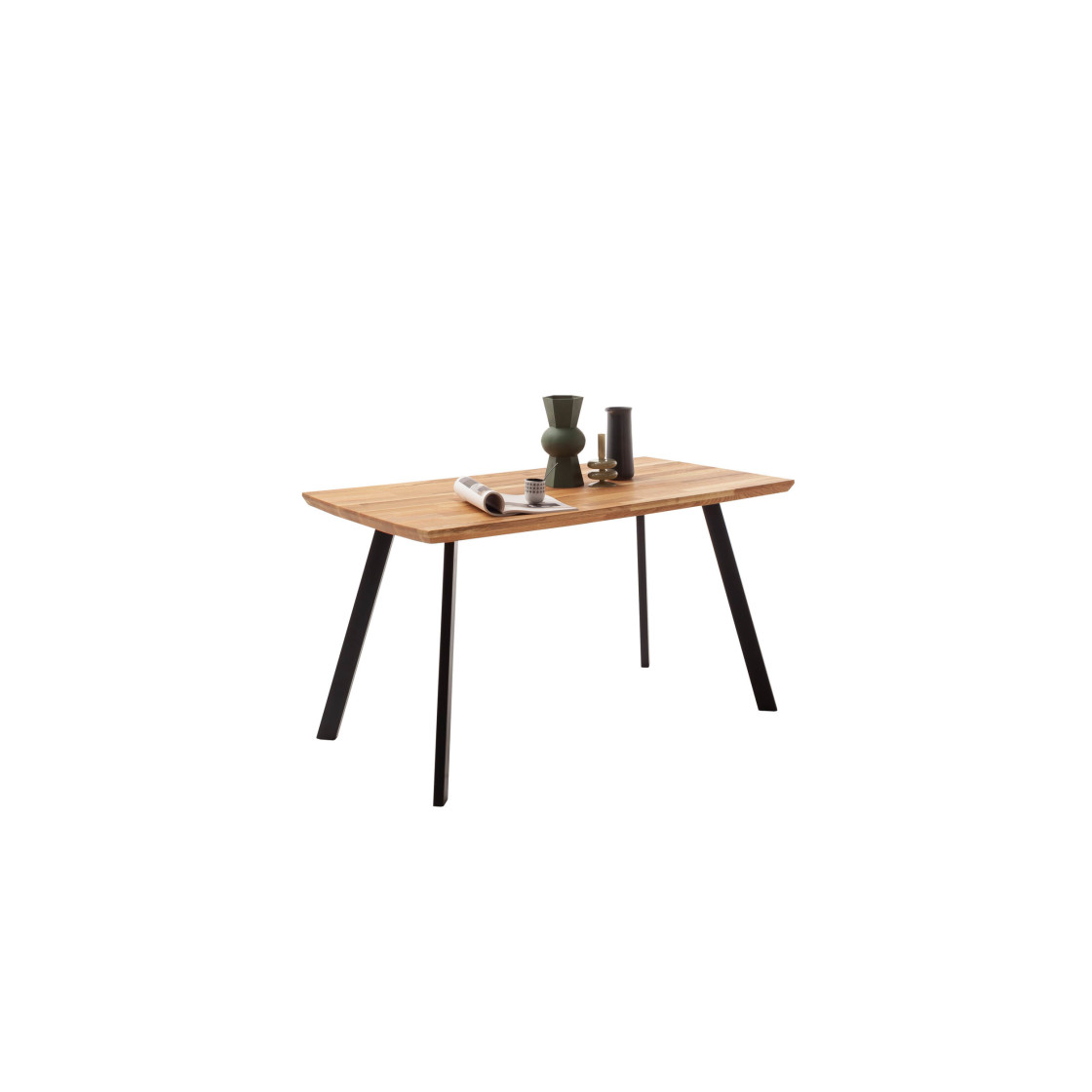 Schräg fotografierter Holztisch mit schwarzen Metallbeinen, Vase, Magazin und schwarzem Behälter darauf