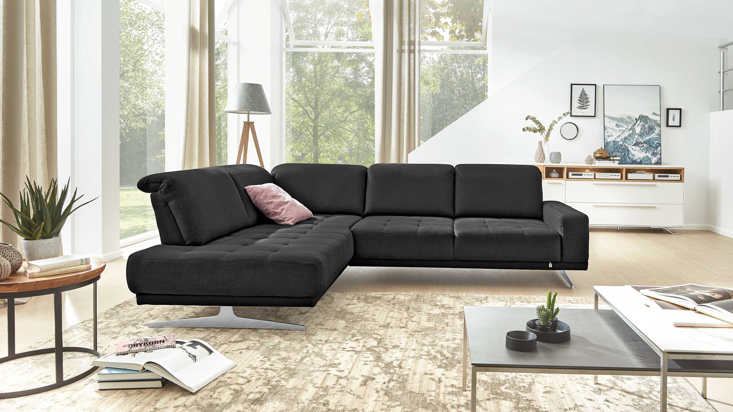 Ecksofa mit schwarzem Bezug und verstellbarer Kopfstütze in modernem Wohnzimmer