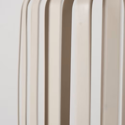 Windlicht Laterne, Beige, stylisches Accessoire Windlicht-Laterne aus beigem Eisen mit vertikalen Streben, Nahaufnahme