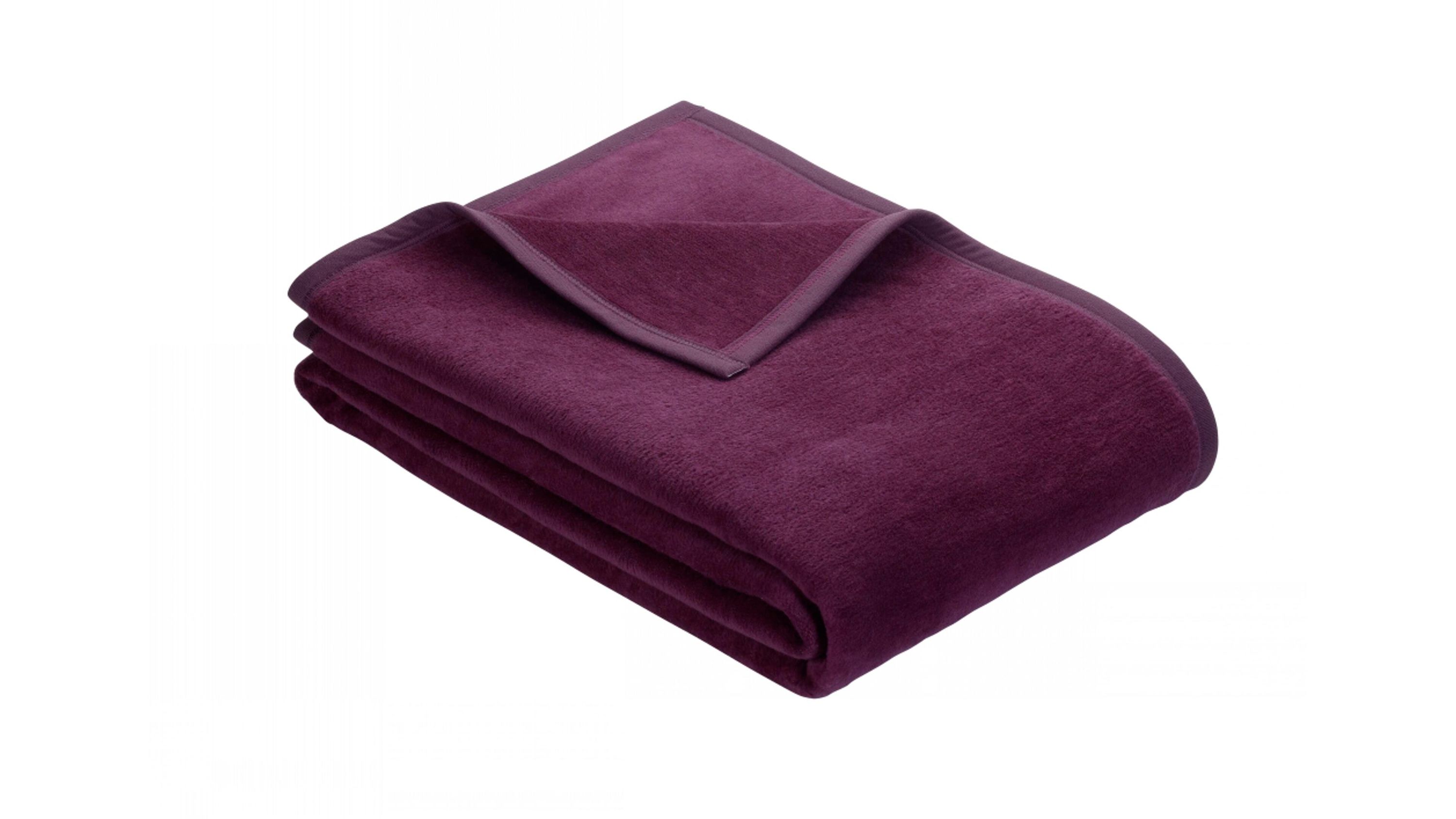 Gefaltete Fleecedecke in violett mit eingefasstem Rand