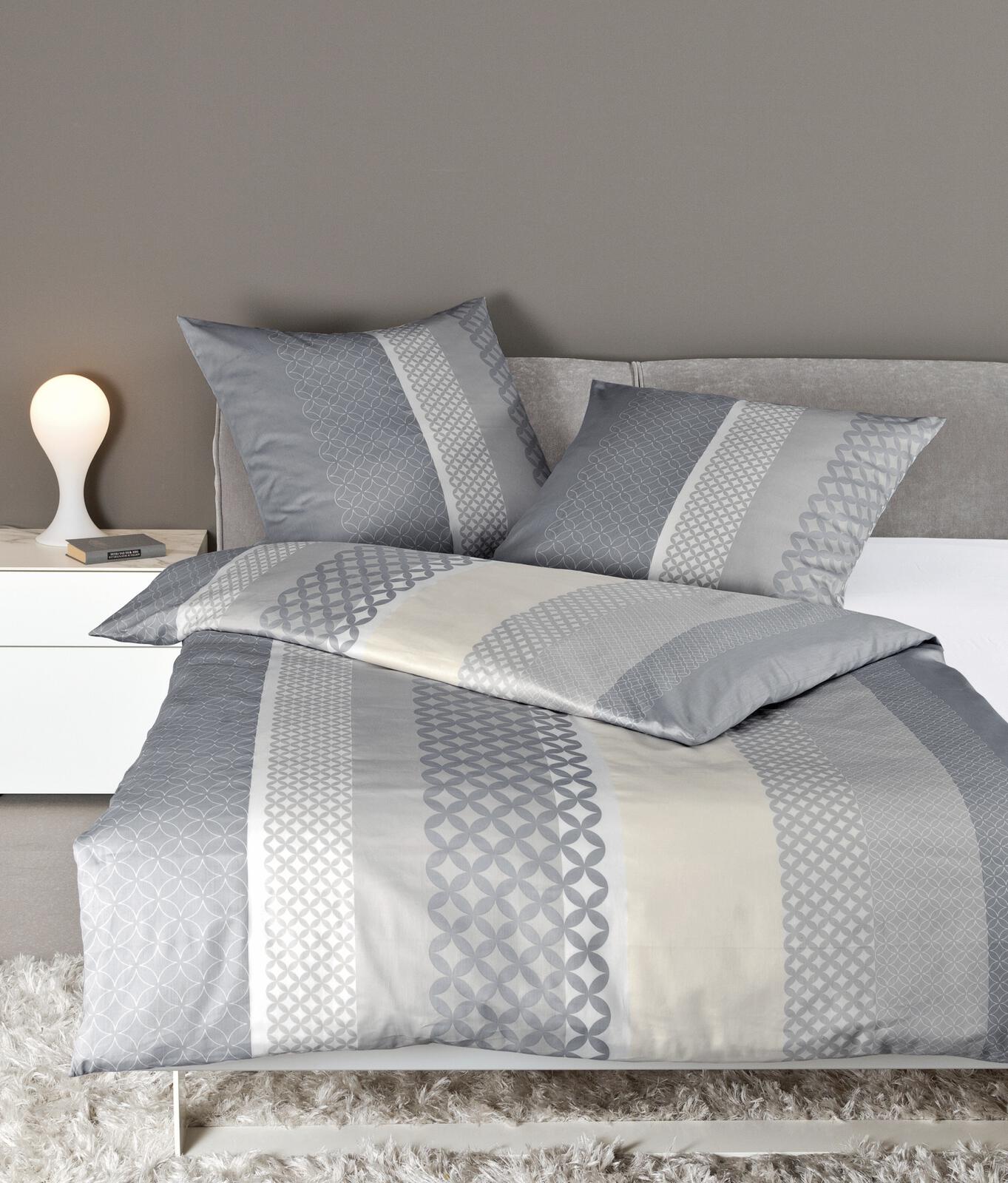 Zweiteilige Bettwäsche mit geometrischem Muster in Grau-Beige