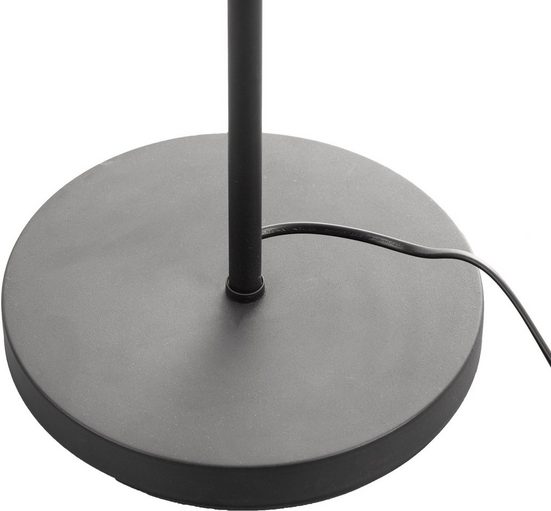 Stehleuchte mit schwarzem Gestell und braunem Stoffschirm  frontal platziert neben Sofa in modernem Wohnambiente