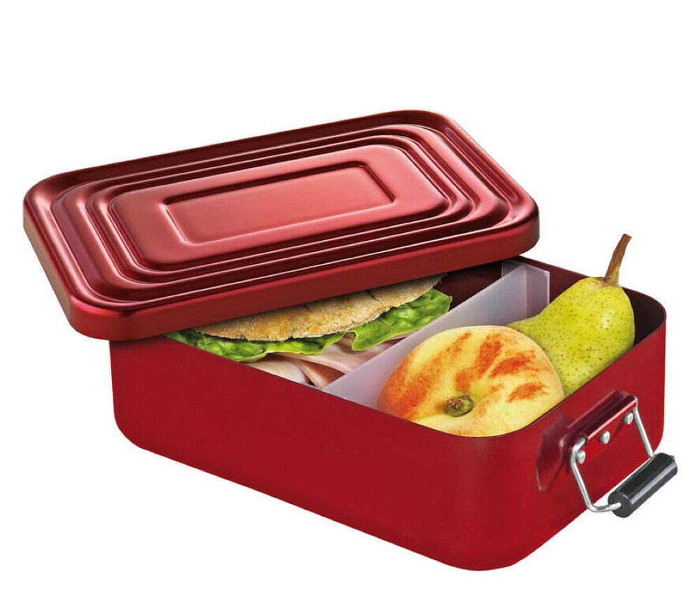 Rote Lunchbox mit Sandwich, Pfirsich und Birne, Deckel halb geöffnet, Metallverschluss, frontal aufgenommen