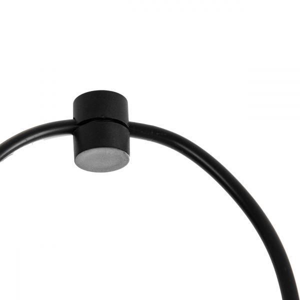 Moderne schwarze Bogenlampe Schwarze Bogenlampe mit zylindrischem Leuchtkörper an der Spitze, seitlich aufgenommen vor hellem Hintergrund