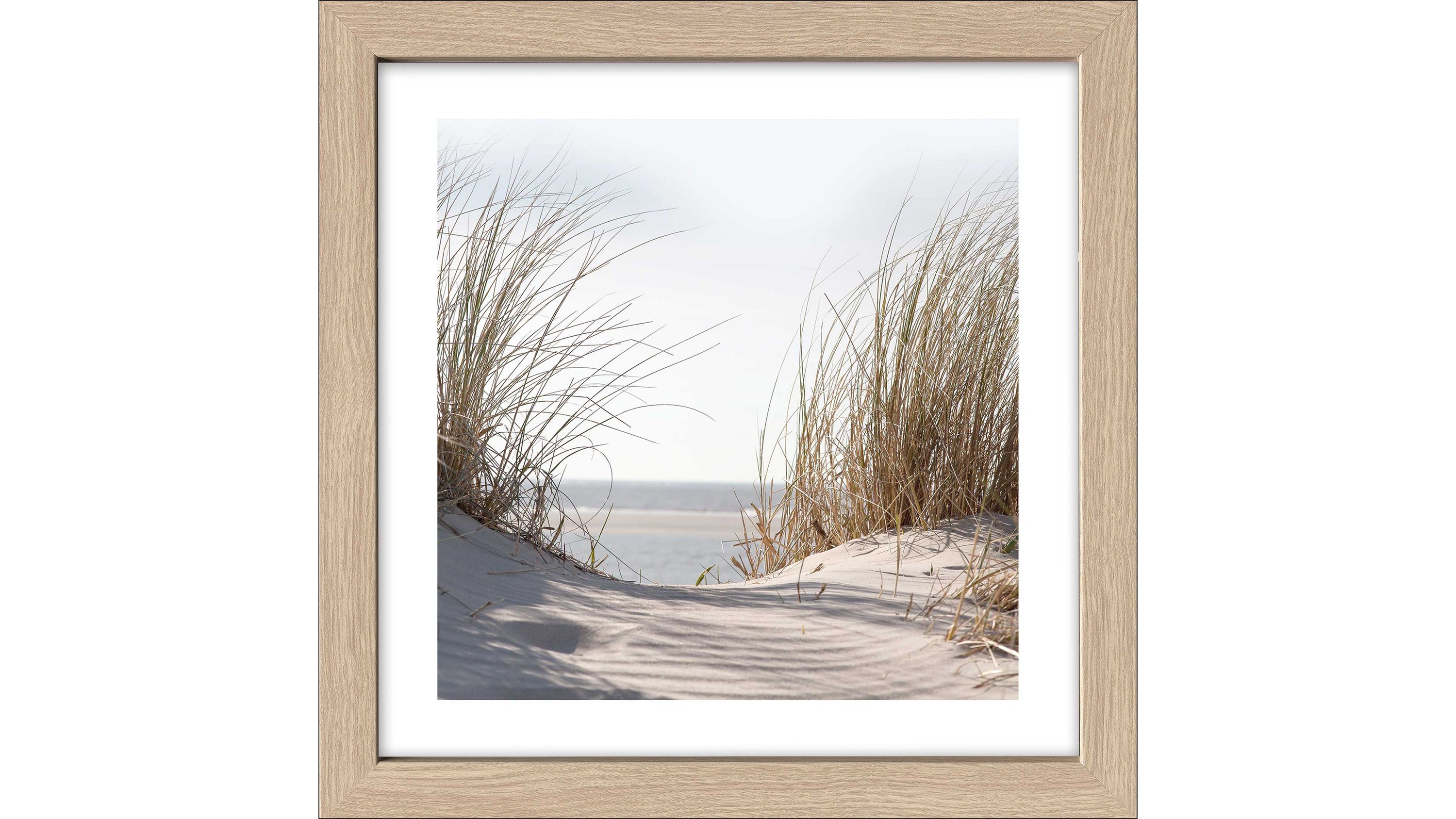 Kunstdruck eines Strandmotivs mit Sanddünen und Strandgras in einem hellen Holzrahmen