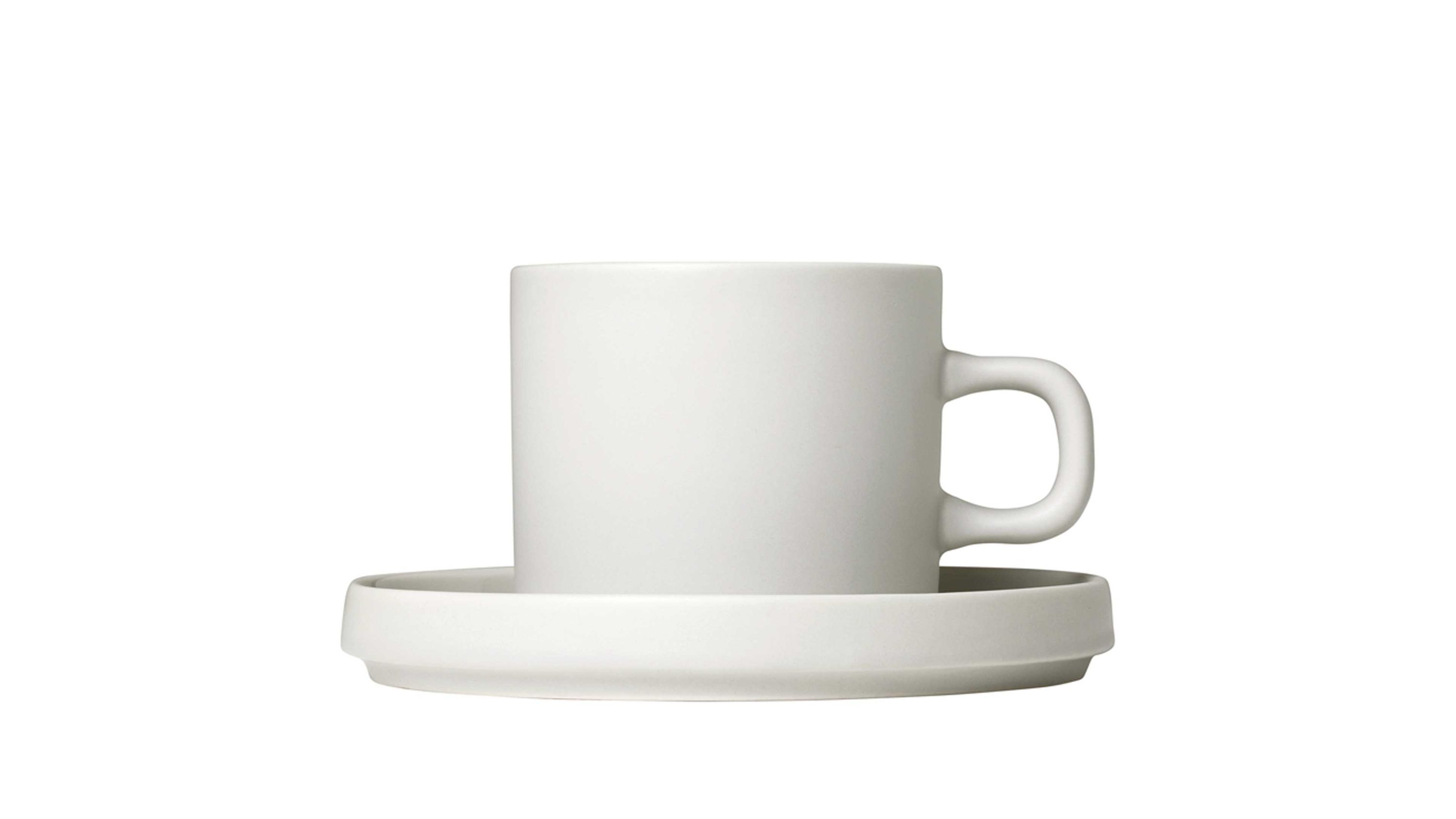 Cremeweiße Kaffeetasse mit Henkel auf passendem Unterteller aus Keramik