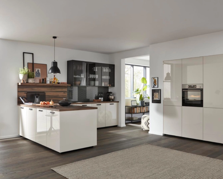 Offene Küche mit Insel und Hochglanzfronten Offene Küche mit weißer Insel, dunklen Oberschränken und angrenzendem Wohnbereich in elegantem Stil