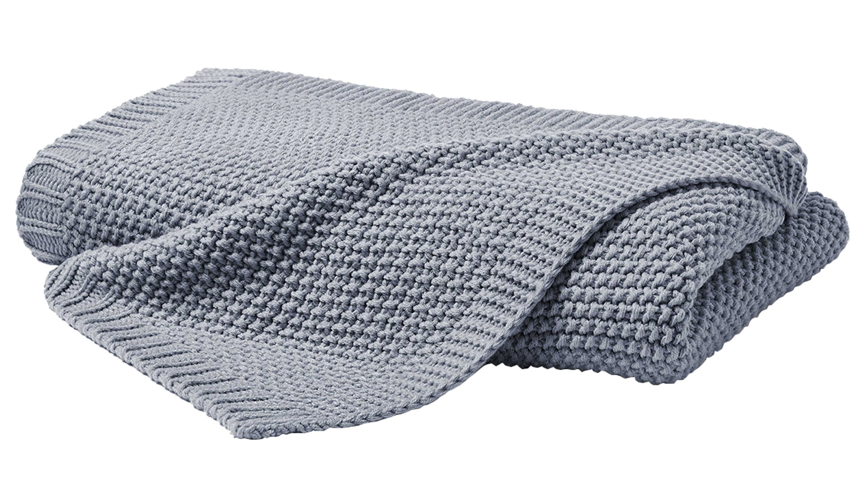Gefaltete Strickdecke mit grobem Muster in mittlerem Grau