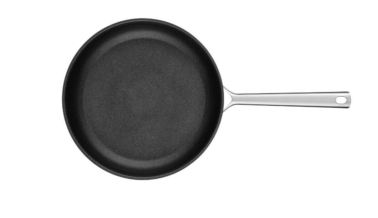 Schwarze Antihaft-Pfanne mit langem Metallgriff  von oben freigestellt fotografiert