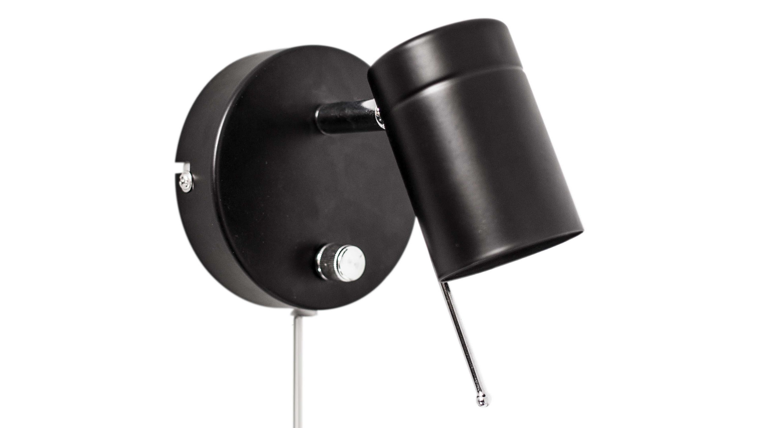 Schwarze Wandleuchte mit rundem Sockel und zylindrischem Leuchtenkopf an verstellbarem Arm