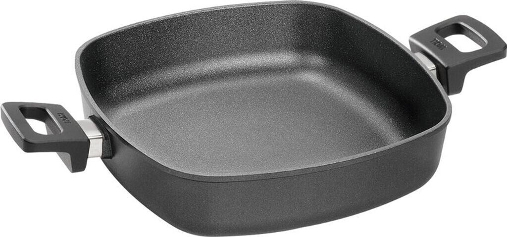 Erhöhte schräge Ansicht von links auf schwarze quadratische Bratpfanne mit zwei Griffen auf heller Fläche ohne Deckel