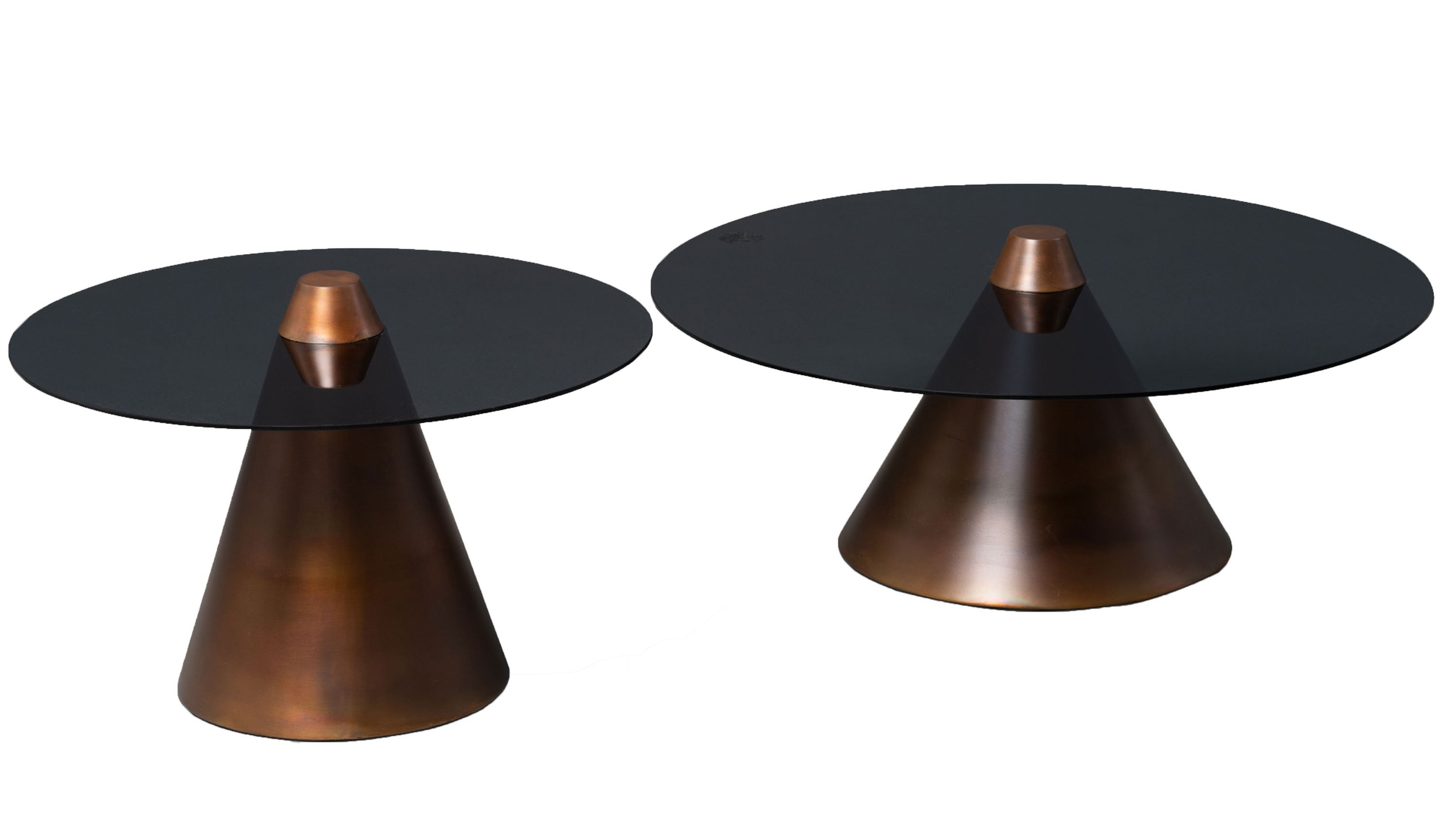 Zweiteiliges Couchtisch-Set mit runden grauen Tischplatten und konischen kupferfarbenen Untergestellen