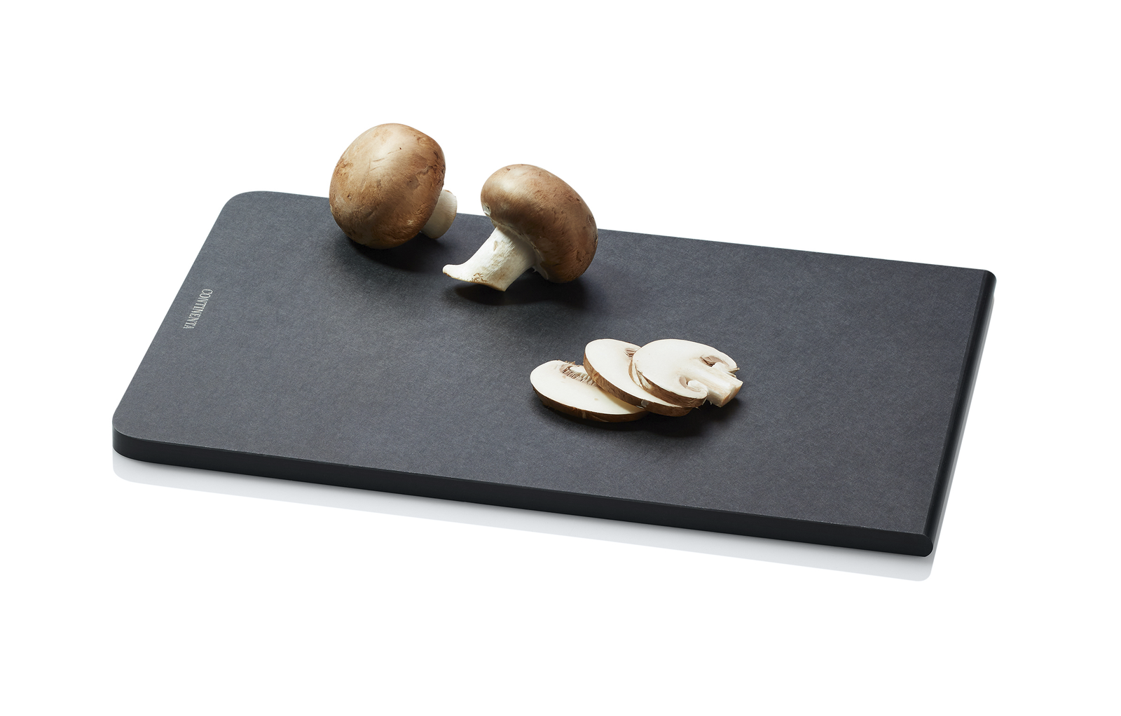 Schwarzes Schneidebrett mit geschnittenen Champignons  rechteckig
