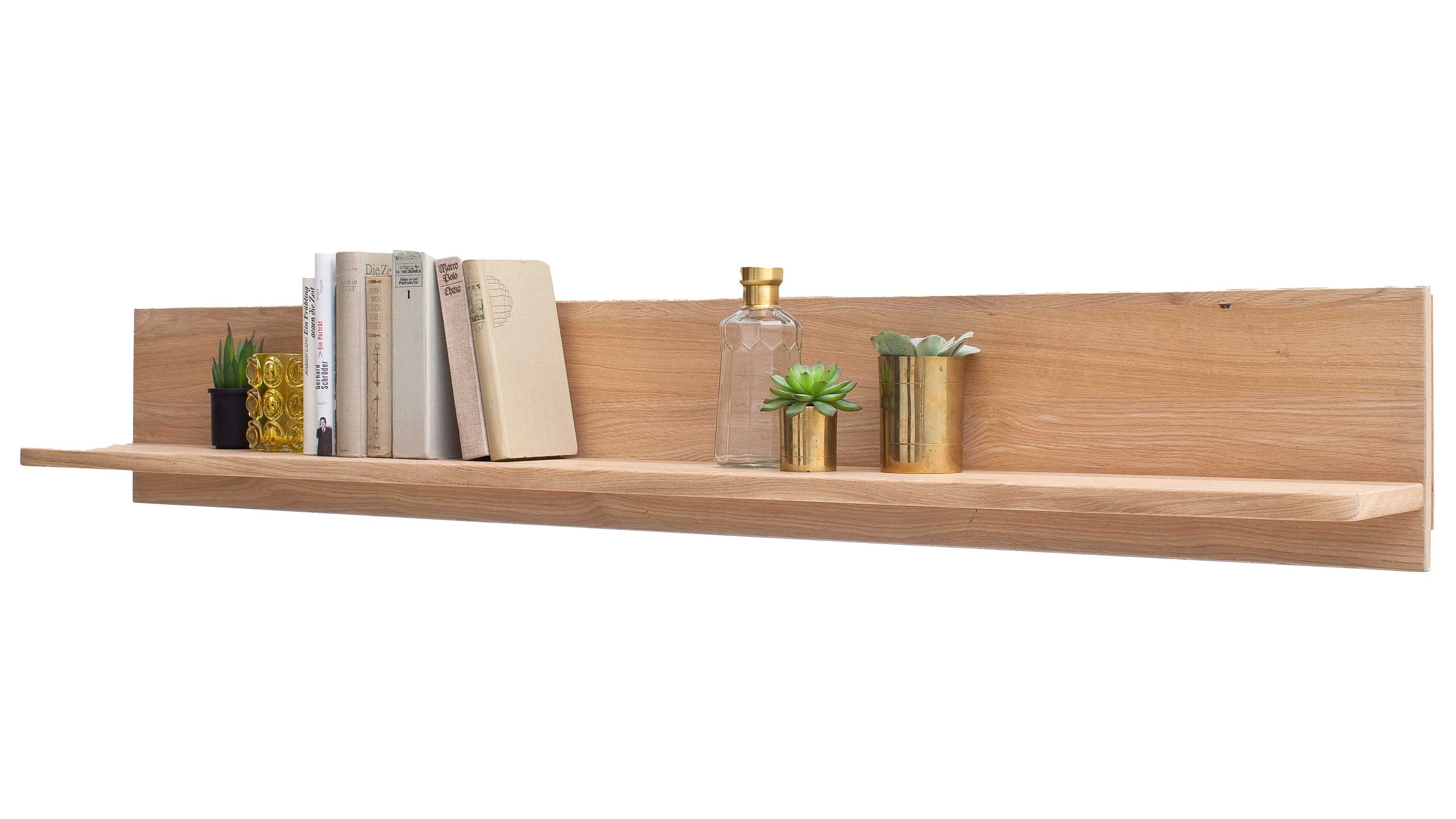 Wandregal mit Ablage aus hellem Holz Wandregal aus hellem Holz mit einer Ablage und Rückwand darauf Bücher und kleine Dekorationsgegenstände