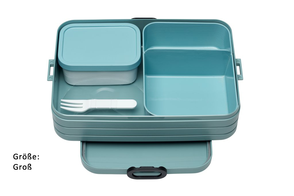Große türkise Mepal-Lunchbox mit Fächern, kleiner Dose und Gabel, freigestellt vor weißem Hintergrund