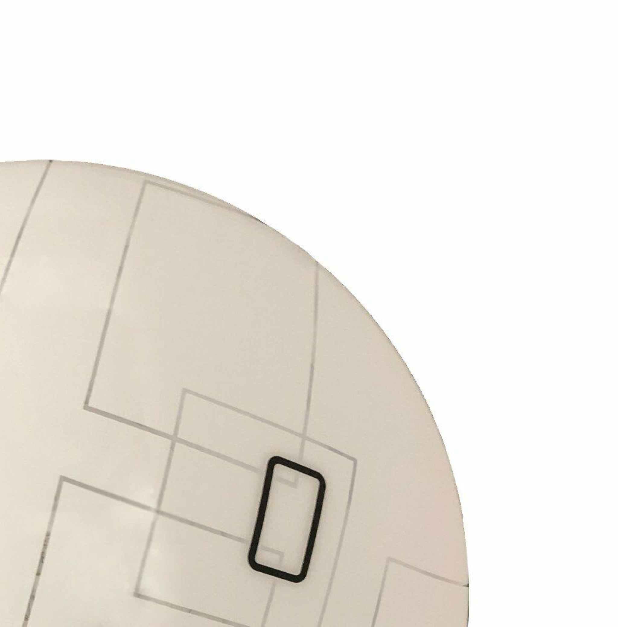 Nahaufnahme der runde Deckenleuchte mit weißen Flächen und schwarzen Linien in rechteckiger Anordnung