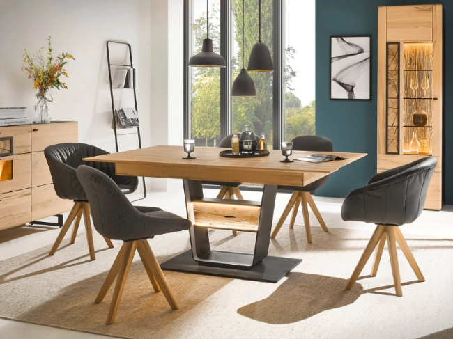Hartmann Esszimmer in Holzoptik Hartmann Essgruppe in massiver Holzoptik mit Stühlen und Vitrine in stilvollem, warmem Ambiente